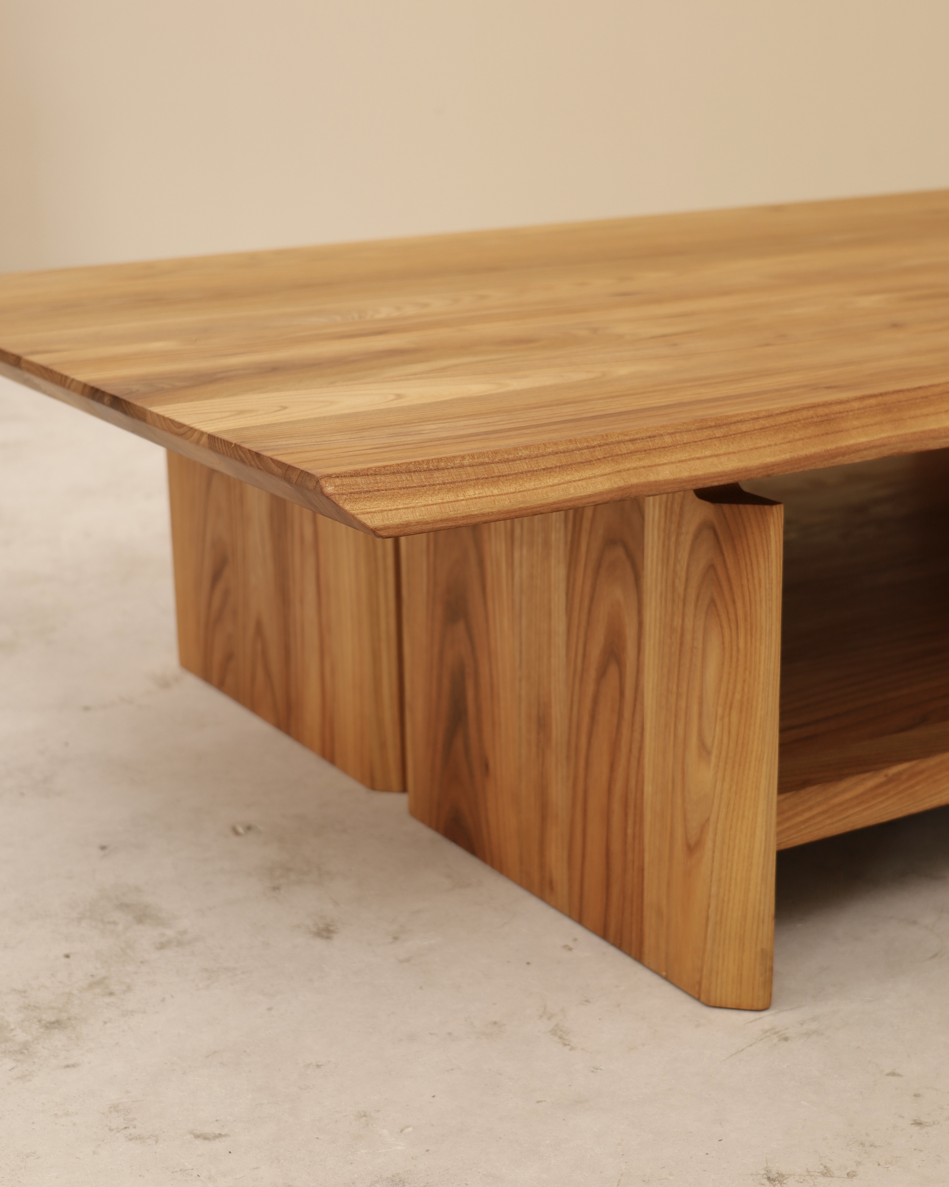 Table basse en Orme massif, SELTZ, France, 1980&rsquo;s